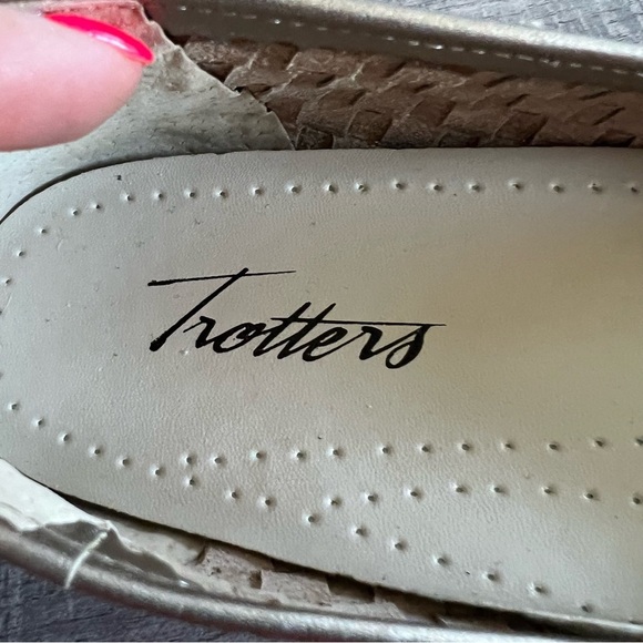 Trotters Gold Woven Loafers 8 Narrow - Picture 2 of 6